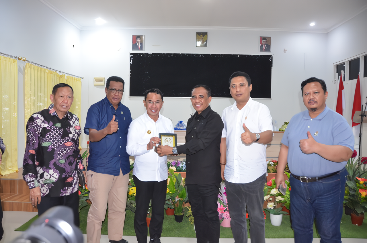 Anggota Komisi V DPR RI Anwar Hafidz saat bertukar cenderamata usai menghadiri pertemuan dengan jajaran mitra kerja komisi V DPR RI di Palu, Jumat (14/07/2023). Foto: Nadya/nr.